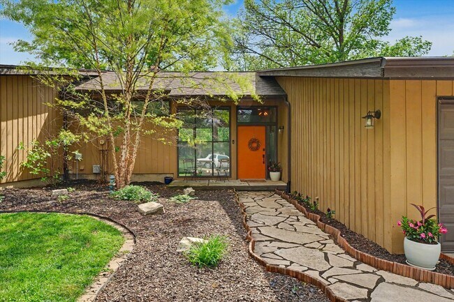 Building Photo - 1010 Parkview Dr