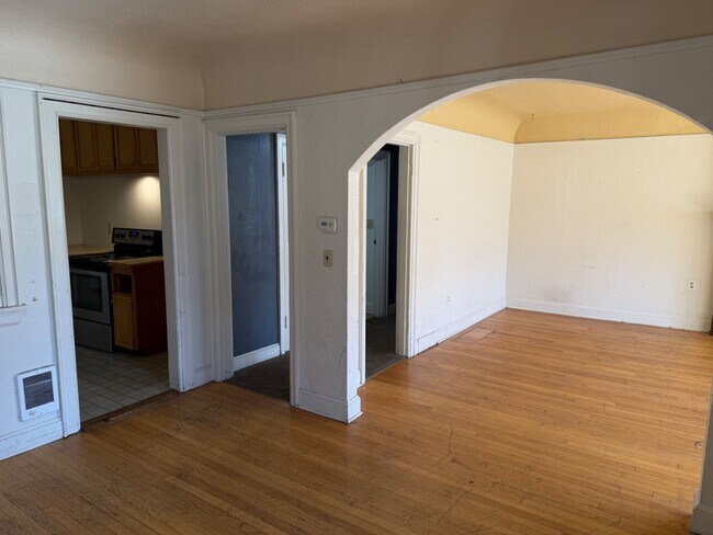 Building Photo - 2015 NW Van Buren Ave