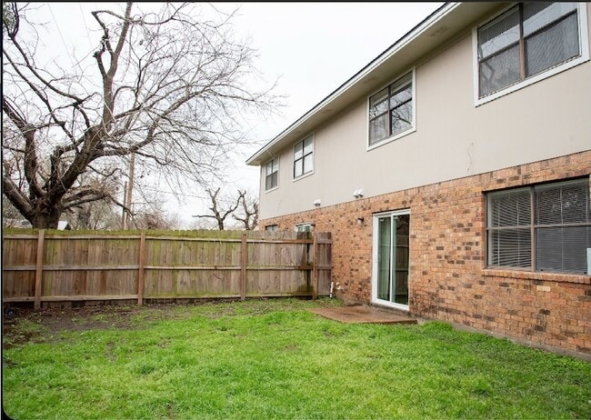 Building Photo - 700 Navarro Dr