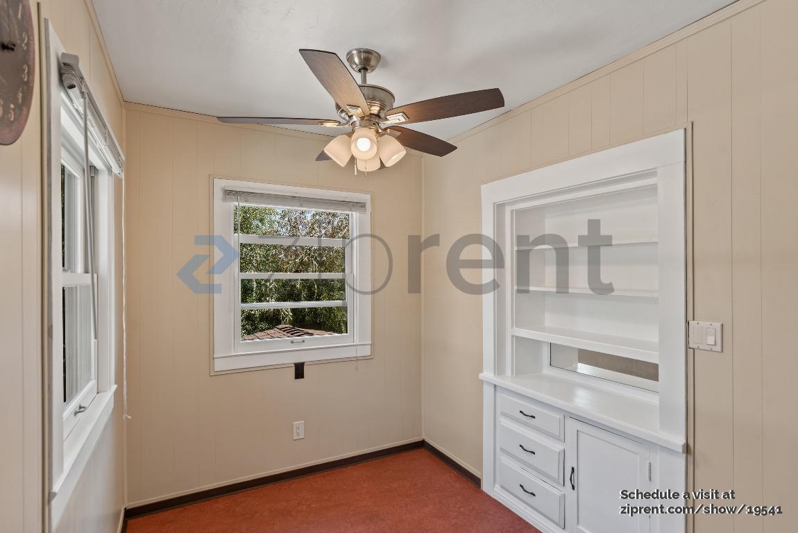 Building Photo - Unit