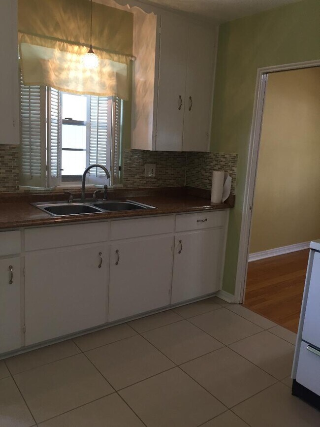 Building Photo - 612 Stetson St