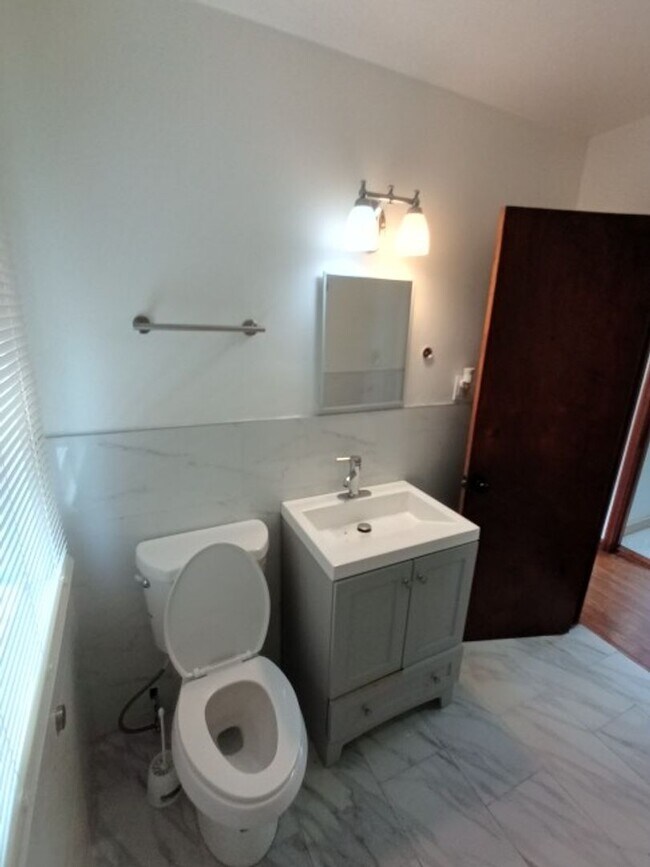 Building Photo - 3 bedroom 1.5 bath brick bungalow - AVAILA...