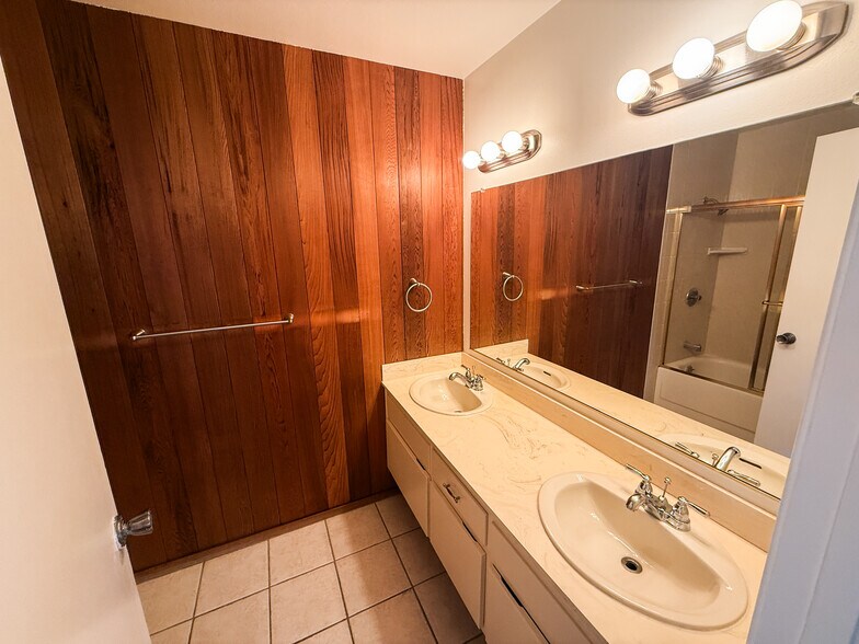 Building Photo - 7003 Batista St