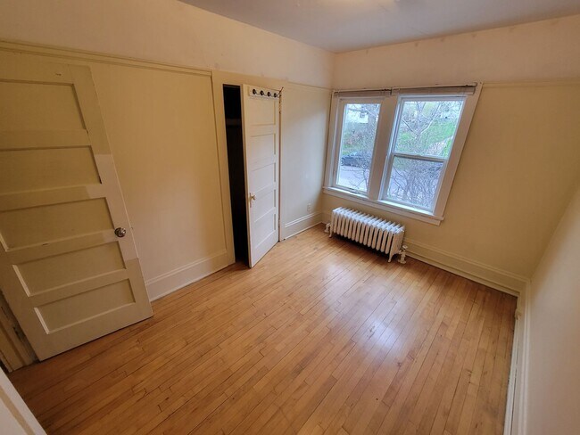 Building Photo - AVAILABLE JUNE 1ST -  Huge 4 Story Hillside Home!