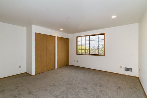 Building Photo - Maple Leaf 2-story 3 bed/2.5 bath with deck and garage available now for $3700!!