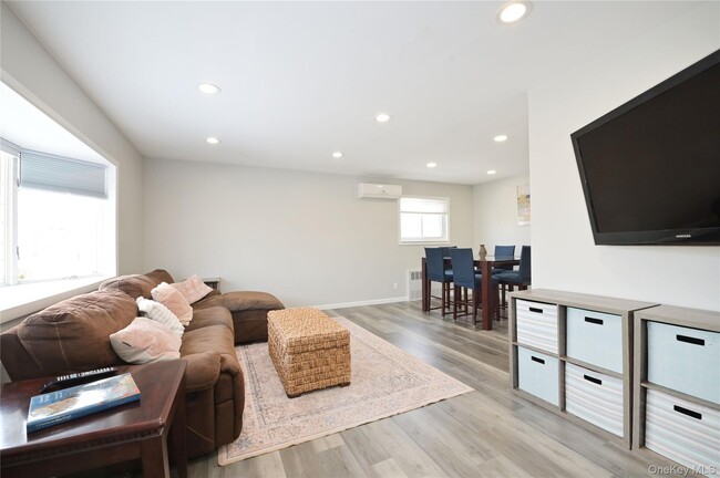 Building Photo - 3485 Riverside Dr