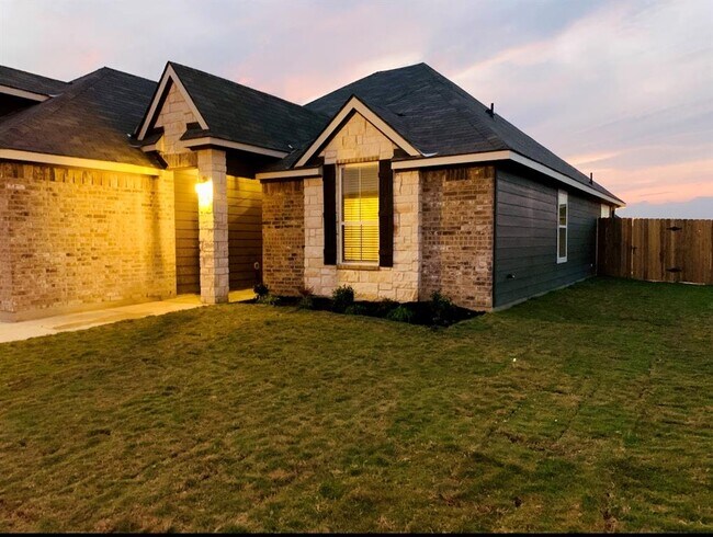 Building Photo - 808 Fallbrook Dr