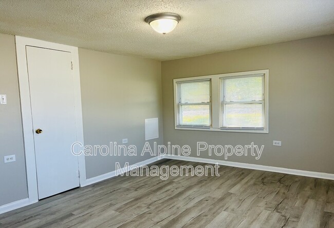Building Photo - 618 Modena St