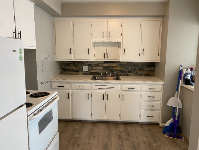 Building Photo - 3433 Douglas Rd