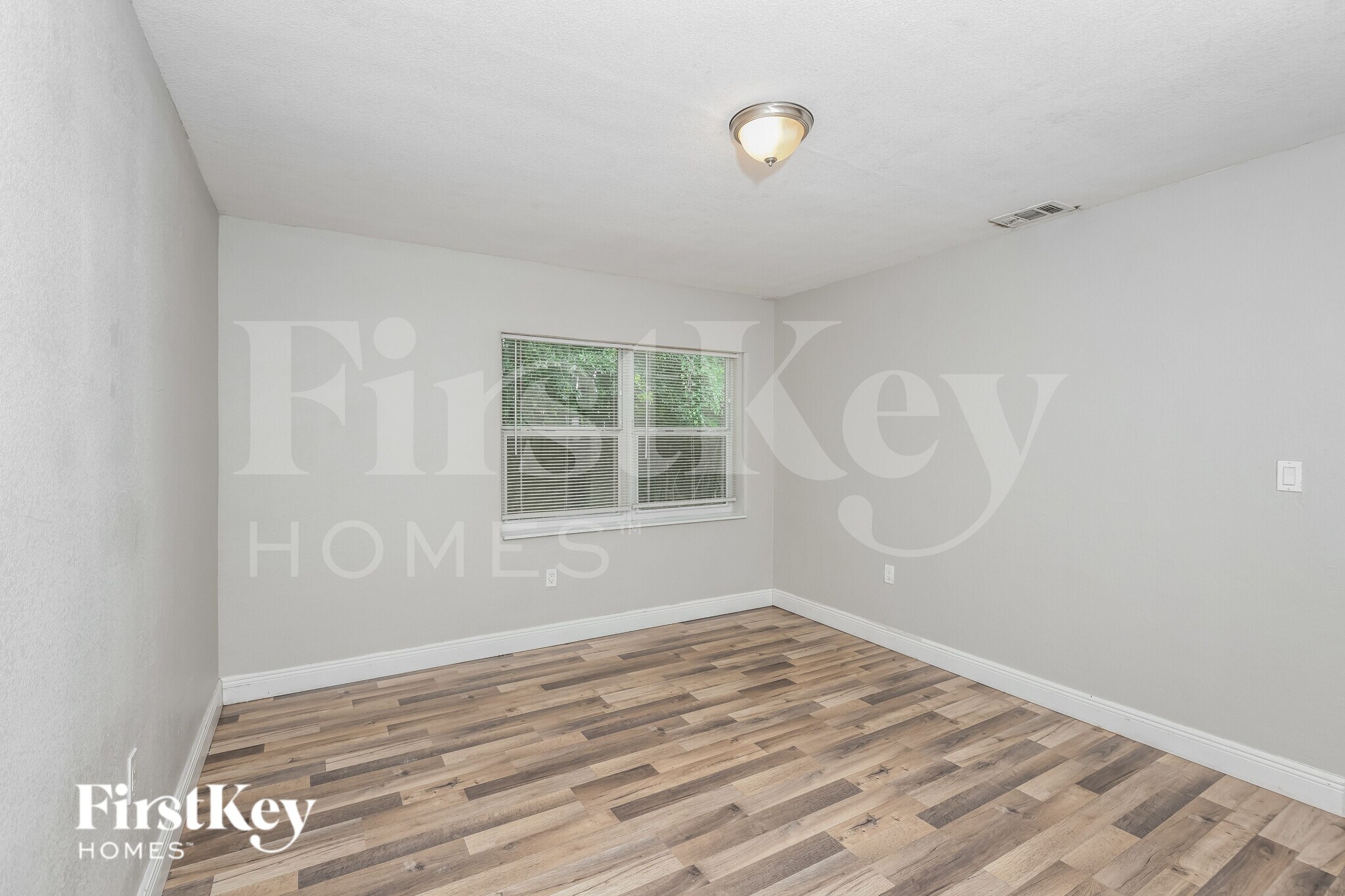 Building Photo - 611 Hewett Dr