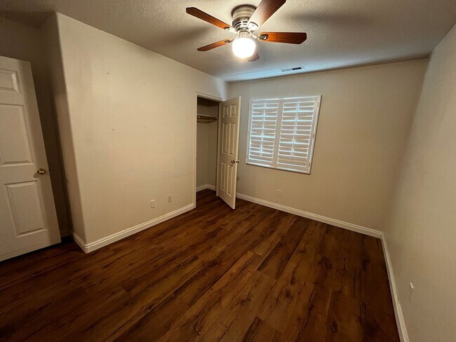 Building Photo - Cozy Private Pet Friendly Home!!