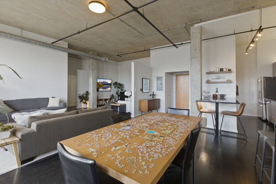 Building Photo - 900 N Kingsbury St