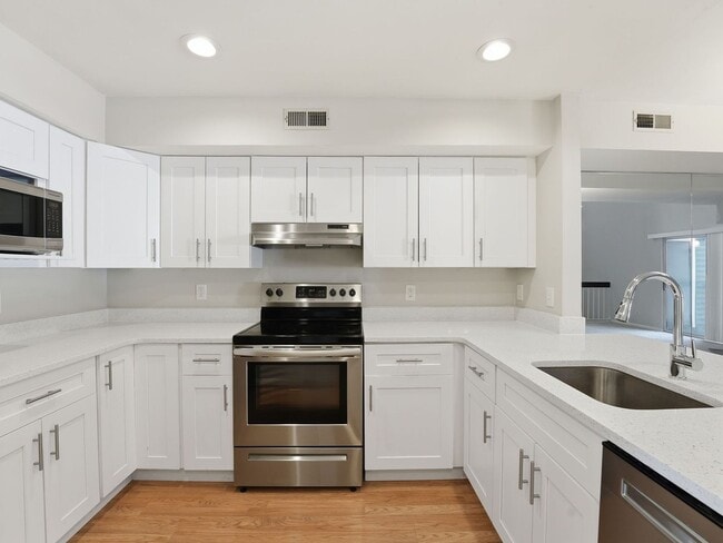 Building Photo - Perfectly situated in the highly sought-after Ponds of Centreville community!