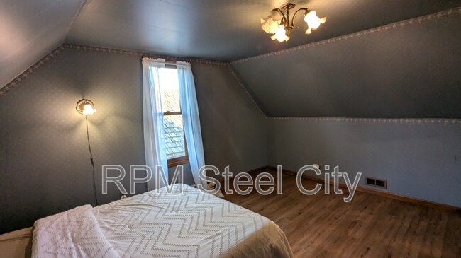 Building Photo - 512-512 1/2 W 10th St