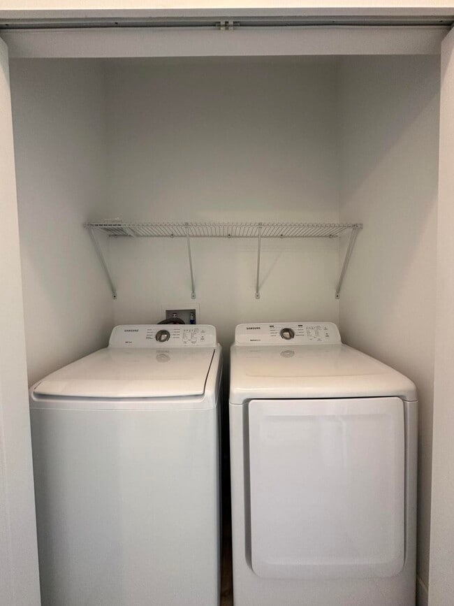 Building Photo - 815 NE 17th Ave