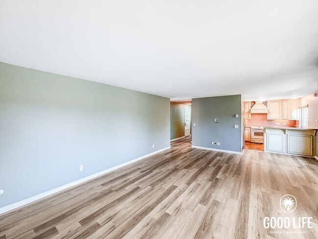 Building Photo - SD: Spacious 2BD/2BA Condo in Hillcrest with Private Balcony, Community Pool & Tennis Court