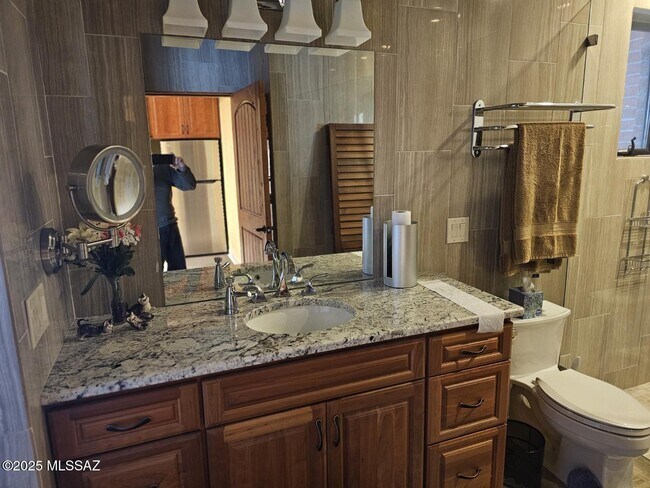 Building Photo - 7040 N Montecatina Dr