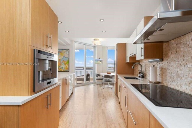 Building Photo - 808 Brickell Key Dr