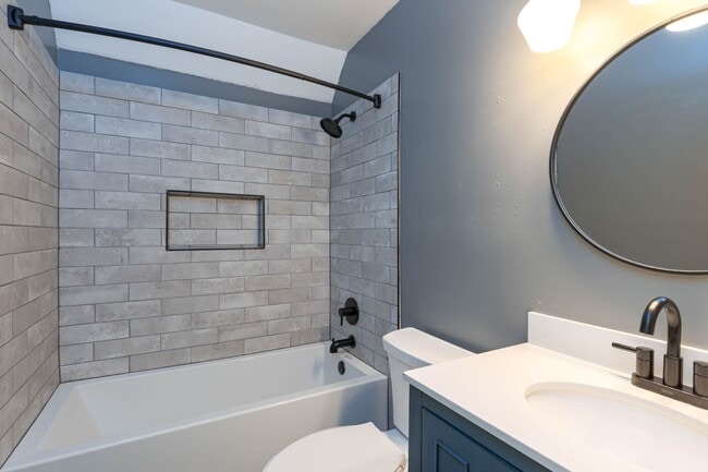 Building Photo - 3 Bed 2 Bath near Lake Jeanette