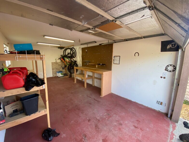 Building Photo - 160 E Leslie Ave