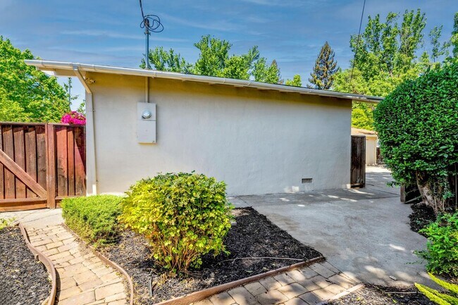 Building Photo - 701 Duke Cir