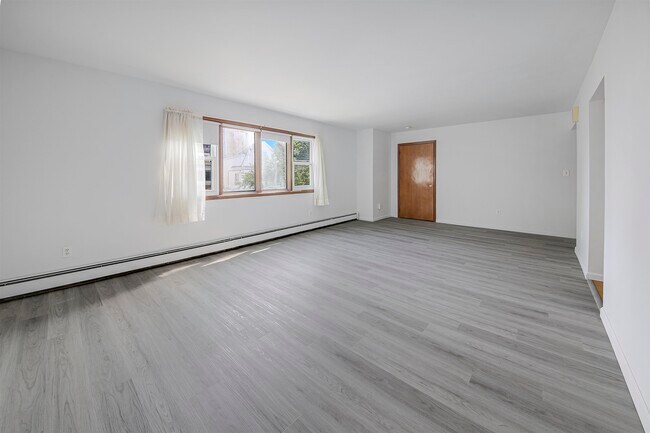 Building Photo - 180 W 22nd St
