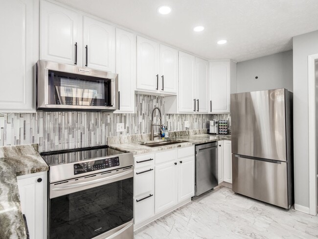 Building Photo - 2545 Vanderberg Ave