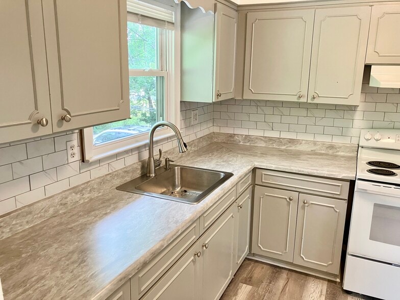 Kitchen - 141 Dunbar Ave