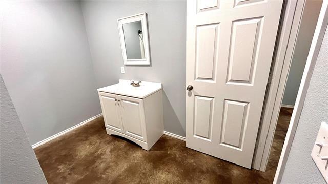 Building Photo - 905 W 7th St