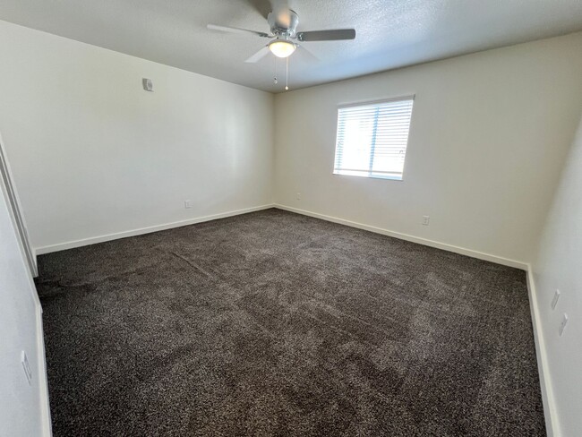 Building Photo - Bridgestone Crossing -3 bedroom 2.5 bath i...