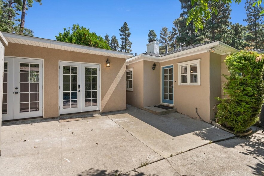 Building Photo - 1165 Coldwater Canyon Dr