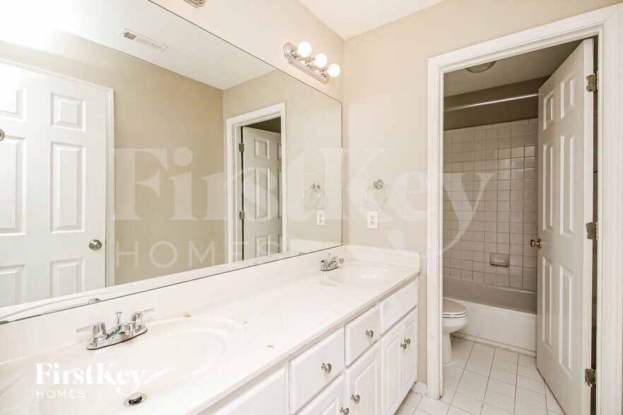 Building Photo - 4042 Brooks Mill Dr