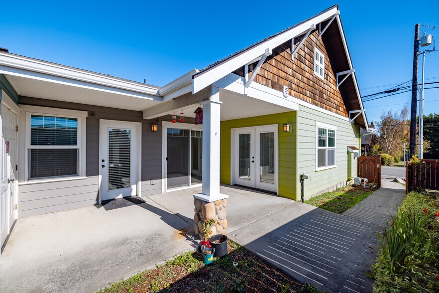 Private Patio - 306 S Main St