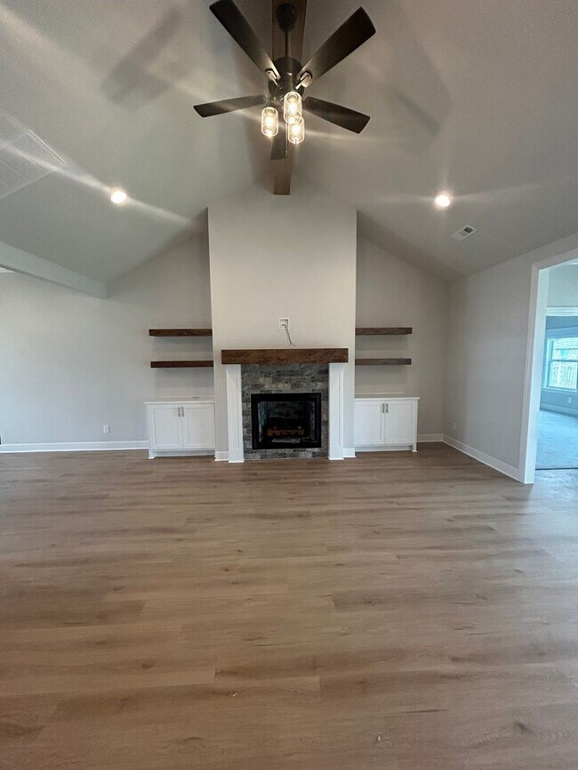Building Photo - Beautiful Modern Home in Pea Ridge!