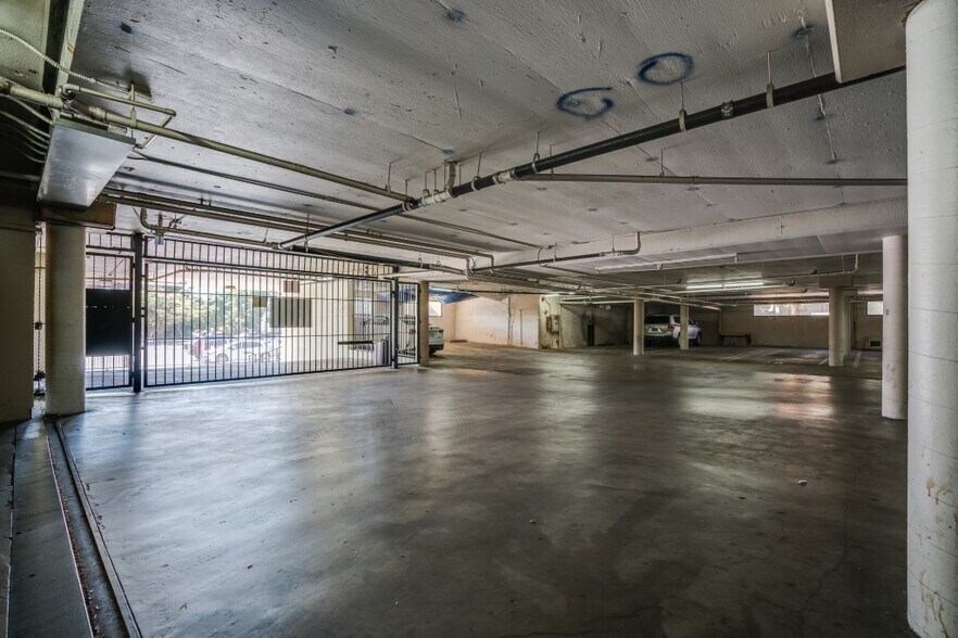 Building Photo - 321 S San Vicente Blvd