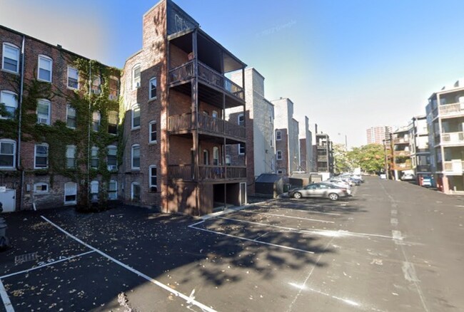 Building Photo - 3-bed Brownstone on Comm Ave in Packard's ...