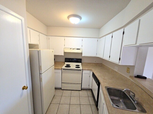 Building Photo - 2626 Holly Hall St