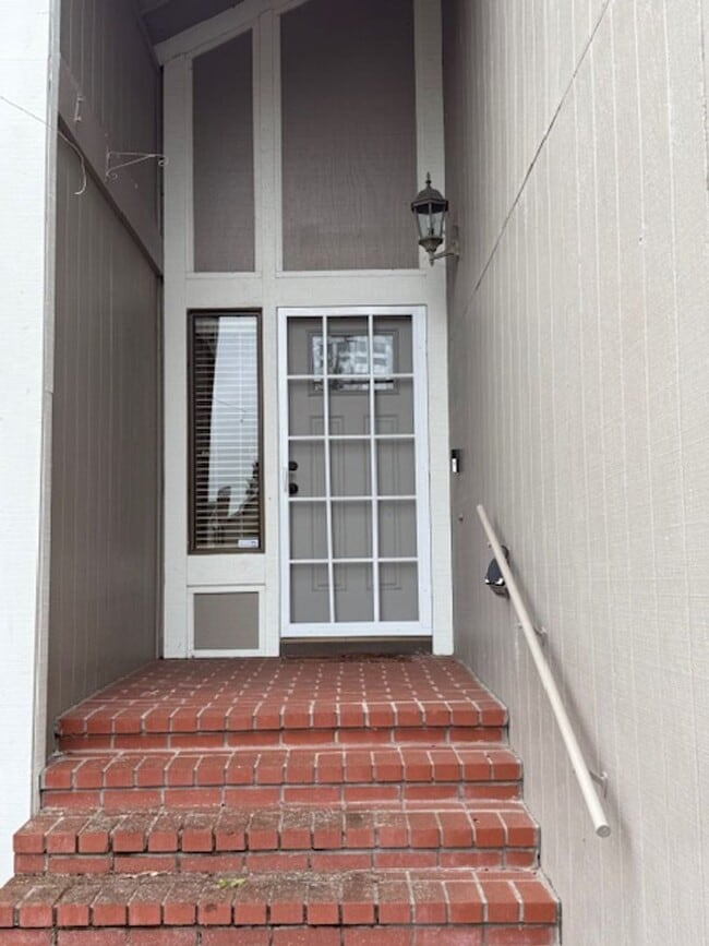 Building Photo - OPEN HOUSE this Wednesday 5pm-6:30pm - Private Redwood Setting | 4BR Home with Family Room, Bar &...