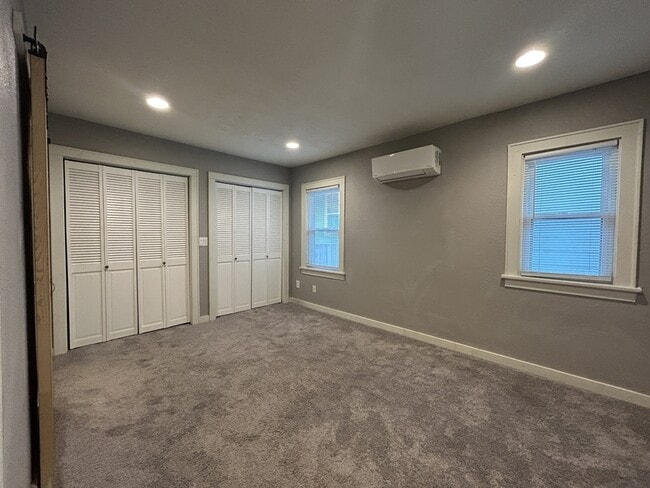 Building Photo - 833 E 21st Ave