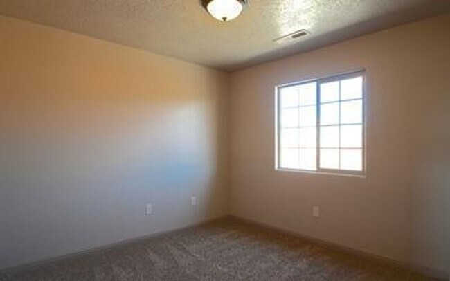 Building Photo - Charming 3 bedroom Townhome. 2 Community P...