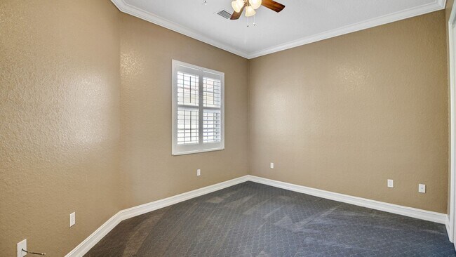 Building Photo - Southern Living At It's Best!!