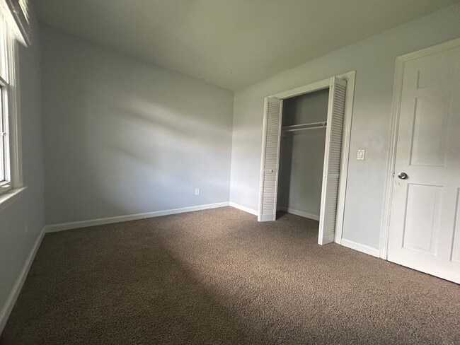 Building Photo - Large 4 bedroom 3 bathroom house in the he...
