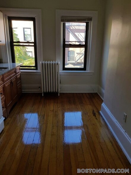 Building Photo - 533 Newbury St