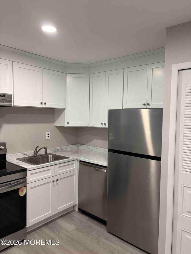 Building Photo - 129 Amberly Dr
