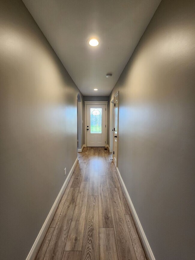 Building Photo - 1003 Sunrise Dr
