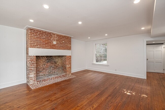 Building Photo - Renovated 2 Bedroom Carriage house off Lafayette Square