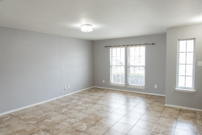 Building Photo - 1002 Pleasant Valley Ln