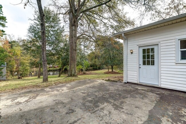 Building Photo - 1045 Riverview Dr