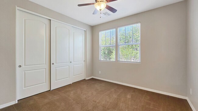 Building Photo - Upgraded kitchen and lots of sq ft in Verrado!