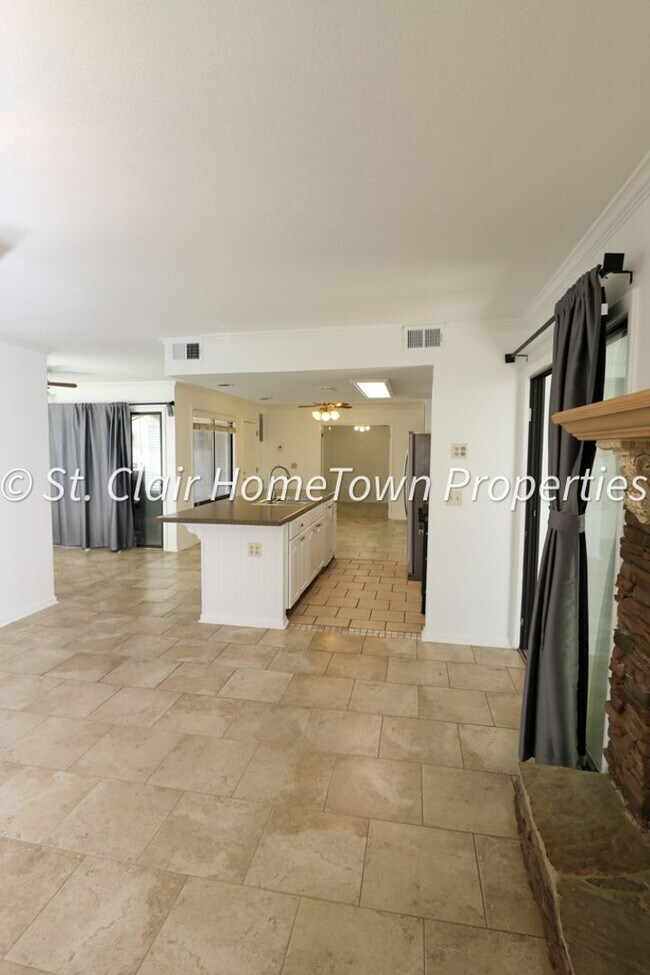 Building Photo - Beautiful Condo